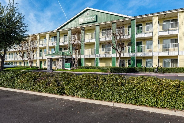 HomeTowne Studios by Red Roof Fresno - West image 1