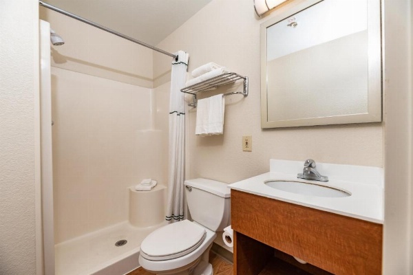 HomeTowne Studios by Red Roof Fresno - West image 10