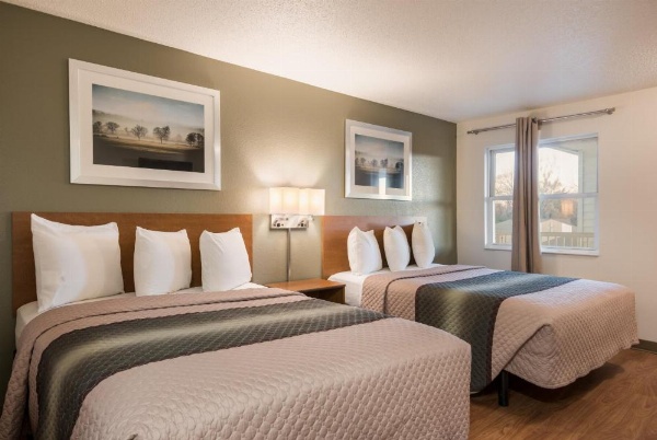 HomeTowne Studios by Red Roof Fresno - West image 13