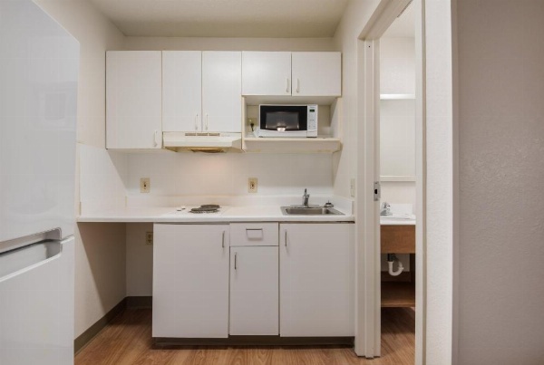 HomeTowne Studios by Red Roof Fresno - West image 16