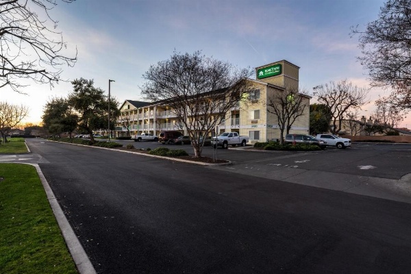 HomeTowne Studios by Red Roof Fresno - West image 5