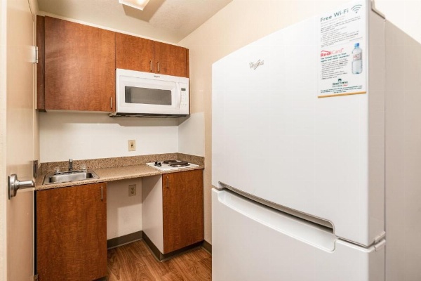 HomeTowne Studios by Red Roof Fresno - West image 6