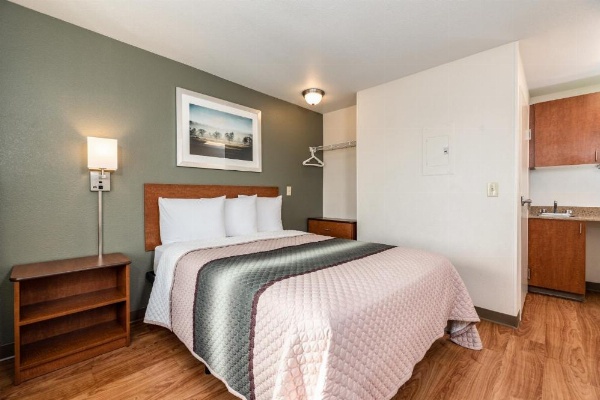 HomeTowne Studios by Red Roof Fresno - West image 7