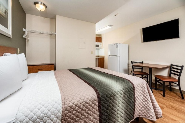 HomeTowne Studios by Red Roof Fresno - West image 8